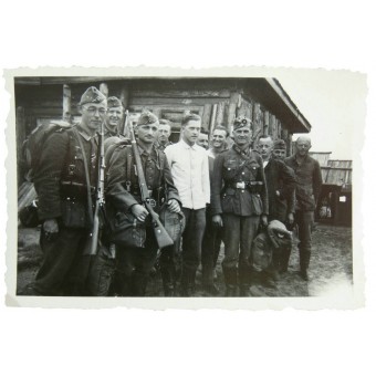 Soldati della Wehrmacht che vanno a casa dal fronte orientale. Espenlaub militaria